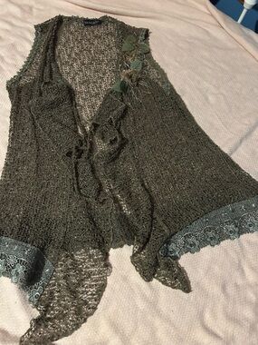 Make Statement Dusty Green! Vandana Lace Trimmed Top Size L, Vest style. EUC
